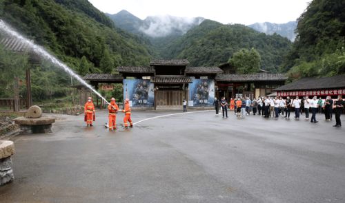 縣消防安全標(biāo)準(zhǔn)化管理示范單位現(xiàn)場觀摩會在十二背后雙河溶洞景區(qū)召開